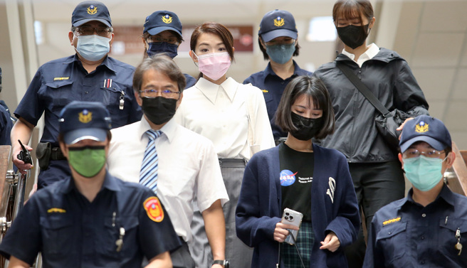 遭資策會控告侵犯著作權的新竹市長高虹安（右）12日出庭應訊，她受訪時強調相關事證都已經交給政風單位並坦誠接受調查。（范揚光攝）