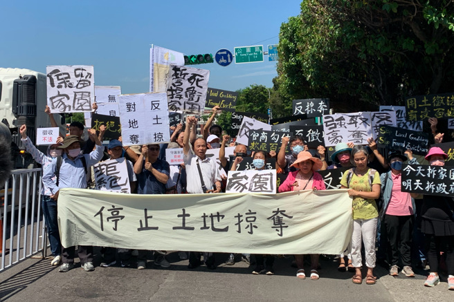 龙潭科学园区扩建计画范围内被徵收所有权人与居民代表，12日于凯达格兰大道召开记者会，说明竹科管理局声称将剔除部分社区，但开发范围内仍有许多居民、土地所有权人仍将被迫迁，担忧家园、土地不保，甚至生活环境遭受污染破坏。（邓博仁摄）