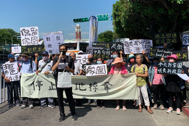 龙潭科学园区扩建计画范围内被徵收所有权人与居民代表，12日于凯达格兰大道召开记者会，说明竹科管理局声称将剔除部分社区，但开发范围内仍有许多居民、土地所有权人仍将被迫迁，担忧家园、土地不保，甚至生活环境遭受污染破坏。（邓博仁摄）