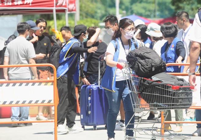 台北市中山區大直街「基泰大直」工地發生重大公安事故，造成鄰近民宅嚴重龜裂下陷，北市府12日上午10時半開放受災戶返家取物。非當事學生。（張鎧乙攝）