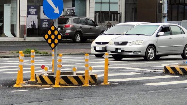 行人庇护岛。（资料照片/王志伟摄）