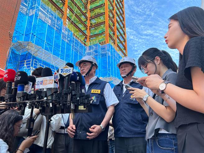 針對基泰總經理馮先勉稱要退居二線，台北市副市長李四川則今（12）日受訪則酸「各位在這邊有看到他站在第一線嗎」，沒有在第一線怎麼退到第二線。（黃敬文攝）