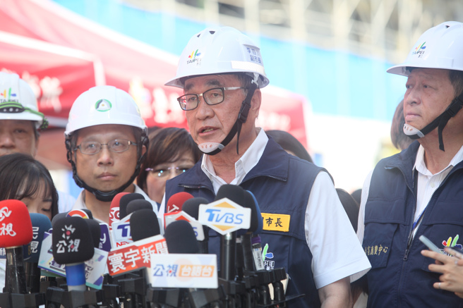 台北市中山區大直街「基泰大直」工地發生重大公安事故，造成鄰近民宅嚴重龜裂下陷，北市府指基泰建設遲未入帳新台幣1億元救災安置金，台北市副市長李四川（中）12日表示，法制局會再跟基泰法制人員進一步協商，今天應該可以把金額撥到北市府指定的信託專戶。（張鎧乙攝）
