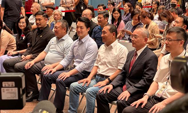 台北市長蔣萬安與新北市長侯友宜，12日上午出席世界壯年運動會暖身營宣傳活動。而台北市前市長柯文哲活動前也分享直播預告，會中一度傳出柯是神秘嘉賓，不過體育局也隨即否認，並表示是廠商操作失誤。（丁上程攝）