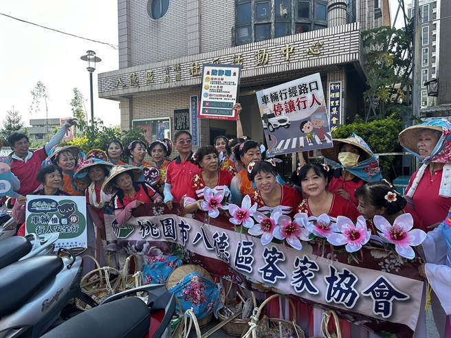 桃园市政府警察局八德分局于八德HAKKA采风趣／义民节挑担文化节，以手举牌的方式向民眾宣导反诈骗资讯。（桃园市政府警察局八德分局提供／陈梦茹桃园传真）