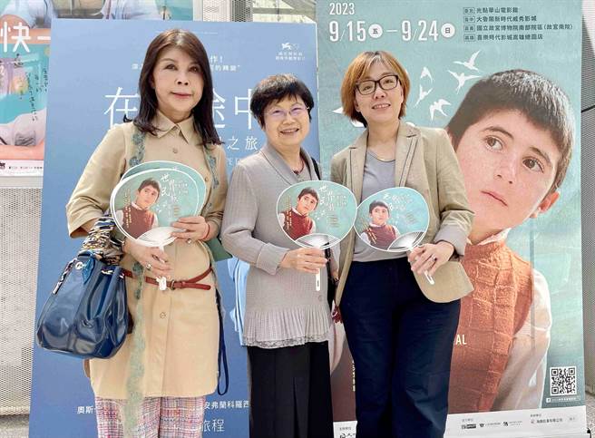 行政院长陈建仁夫人罗凤苹（中）以及文化部次长王时思（右）、蒙藏文化中心主任高玉珍出席特映。（海鹏提供）