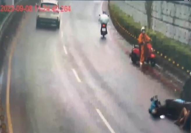 10多名骑士11日上午骑车行经新北环快道路，因前方1部货车掉落1包麵粉，导致3人接连摔车。（新店警分局提供）