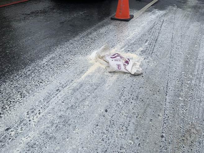 新北环快道路往中和方向路面有1包麵粉袋破碎散落，造成多名骑士自摔。（新店警分局提供）