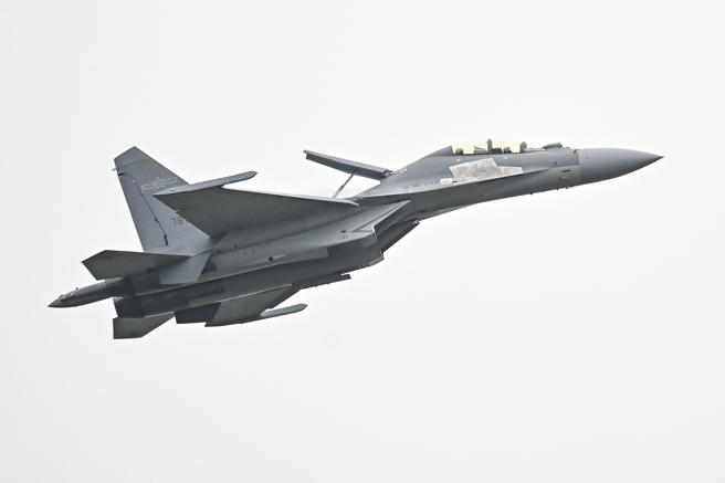 国防部昨公布，有多架共军歼-16战机越过台海中线，并沿北向南飞行。（图 / 中新社）