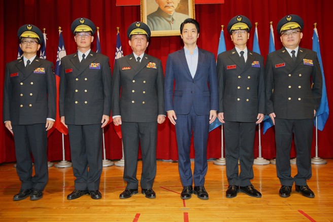 台北市长蒋万安今（12）日下午主持台北市消防局授阶典礼，为专门委员及3位大队长授阶。（图／北市消防局提供）
