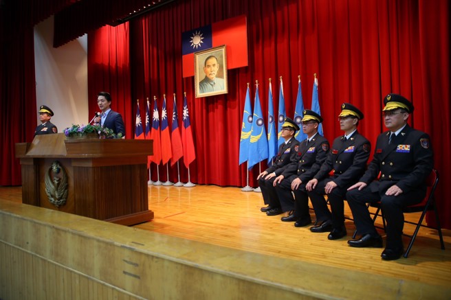 台北市长蒋万安今（12）日下午主持台北市消防局授阶典礼，为专门委员及3位大队长授阶。（图／北市消防局提供）