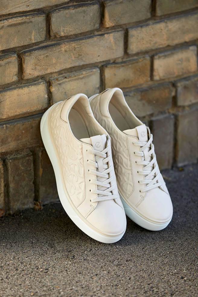 ECCO STREET TRAY休閒鞋WAVE图腾限定款，7380元。（ECCO提供／朱世凯台北传真）