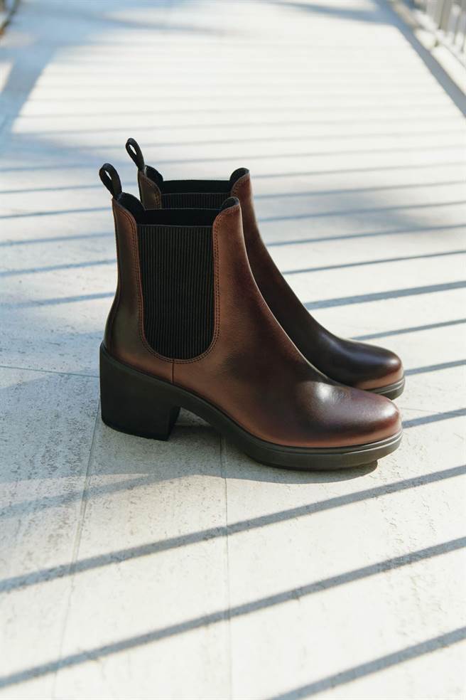 ECCO穿脱便利的套入式切尔西高跟女靴METROPOLE ZURICH，7980元。（ECCO提供／朱世凯台北传真）