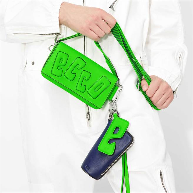ECCO E Phone Bag Stack Padded手机包(整组) 苹果绿，1万2980元。（ECCO提供／朱世凯台北传真）