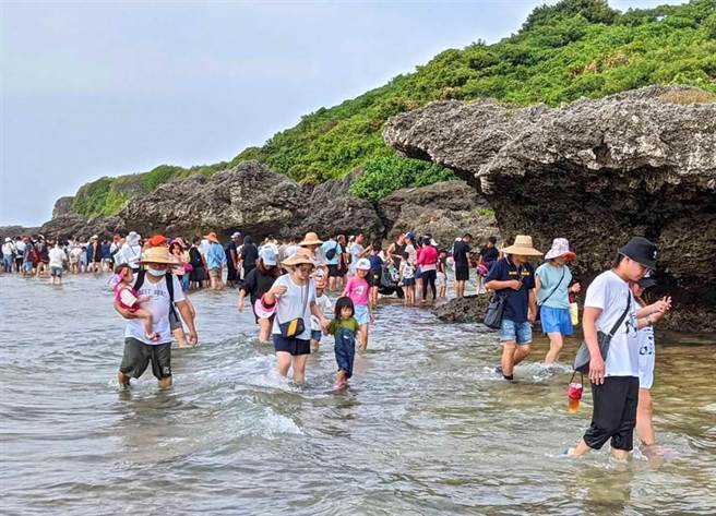 屏縣府計畫針對小琉球3處潮間帶加收觀光保育費，將於15日舉行研商會議與在地導覽員討論可行性，後續再辦地方說明會蒐集民眾意見，若順利有望在明年4月實施。（資料照）