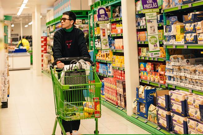 萧敬腾在挪威录音杀青，趁休假去了超市採买。(华纳音乐提供)