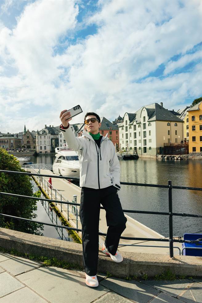 萧敬腾看到挪威美景，拿手机自拍纪录这一切。(华纳音乐提供)