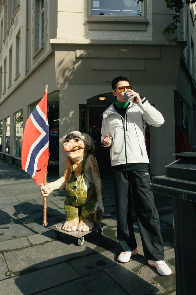 萧敬腾在挪威街头享用当地美食。(华纳音乐提供)