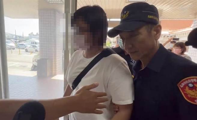 肇事女士官长到殡仪馆。（翻摄照片／洪靖宜高雄传真）