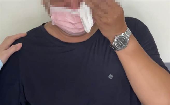 吴姓高中生父亲验完尸后忍不住放声痛哭。（翻摄照片／洪靖宜高雄传真）