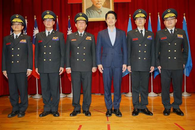 台北市长蒋万安（右三）替消防局主管授阶。（消防局提供）