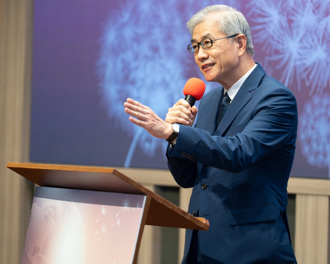 金管会主委黄天牧认为得奖的金融机构是微风，要把金融知识的种子散播到臺湾各角落。（图／金管会提供）