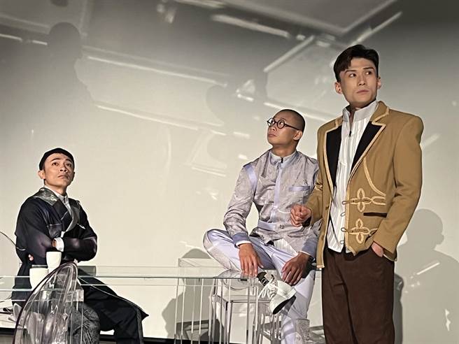 由新加坡九年剧场与兴传奇青年剧场跨国共制的《八仙变数》，结合京剧和现代剧场元素，剧中演员也有如「復仇者联盟展」般展现绝技。（兴传奇青年剧场提供／李欣恬台北传真）