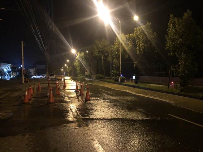 民眾发现南投县名间乡彰南路今天凌晨起路面不断涌出水流怀疑水管破裂。自来水公司提供