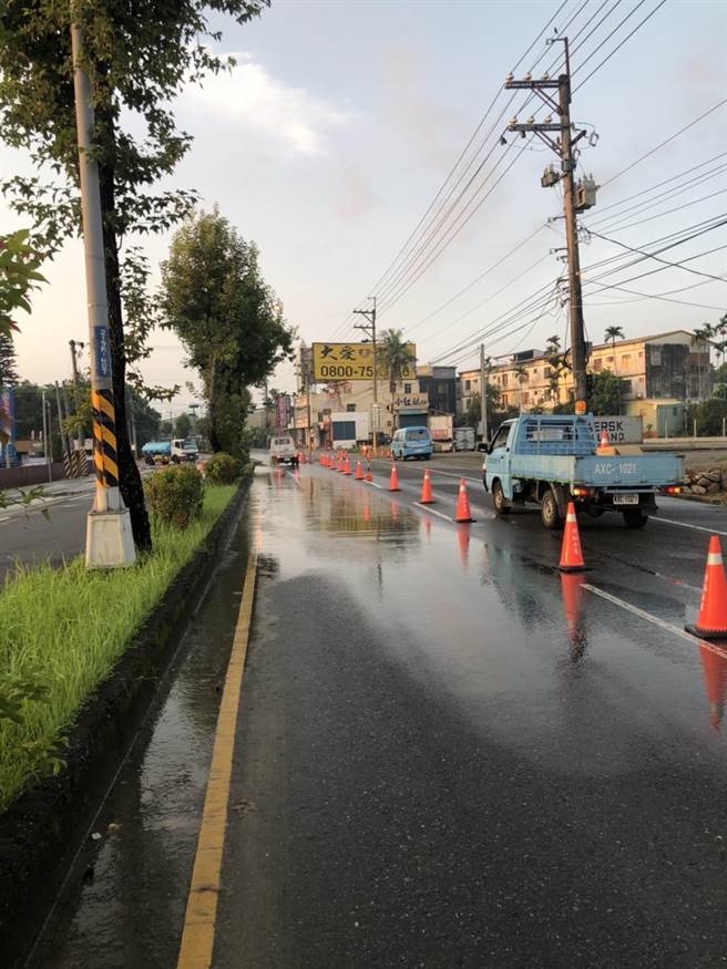 自来水四区紧急抢修破裂水管，提前在煮晚餐前恢復供水。自来水公司提供