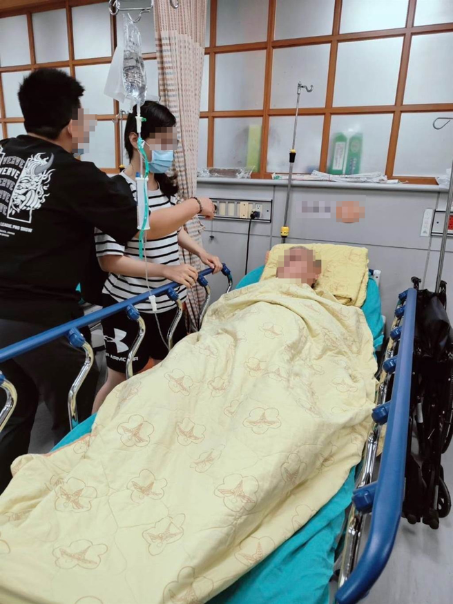 郑姓中尉父亲今日拎汽油到营区抗议，为儿子讨公道，被军方控制强制送医。（读者提供／崔正纲高雄传真）