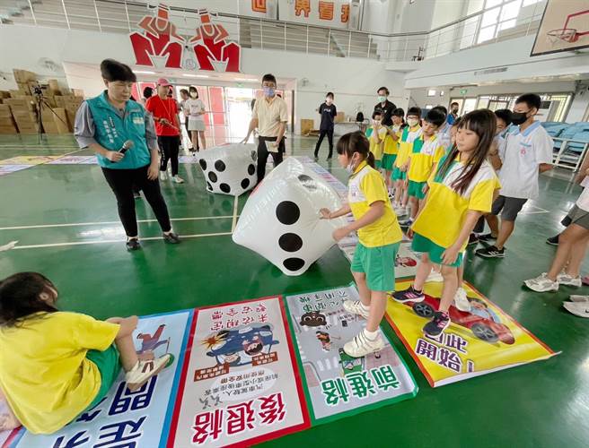 蒜头国小也设计真人版「交通安全大富翁」，让参与者掷出巨大骰子后依点数前进，游戏过程中加深对交通安全的认识。（嘉义县政府提供∕吕妍庭嘉义传真）