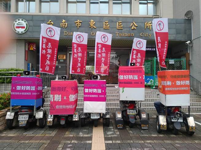 台南登革热疫情严峻，12日新增352例，迄已累计6112例，台南市政府透过小蜜蜂宣传车等多元管道，进行登革热卫教宣导。（台南市卫生局提供／曹婷婷台南传真）