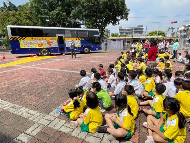 嘉义县政府在蒜头国小举办112年交通安全月宣导活动，特别把公车开进校园，实地教小朋友什么是内轮差。（嘉义县政府提供∕吕妍庭嘉义传真）