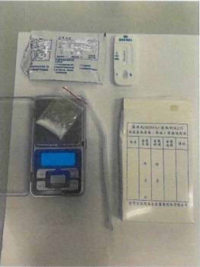 台北市南港區4名男子為了慶祝朋友退伍，深夜齊聚公園涼亭喧嘩擾鄰，警方到場查看，聞到愷他命味道，眼尖發現男子腳下藏毒。（翻攝畫面）