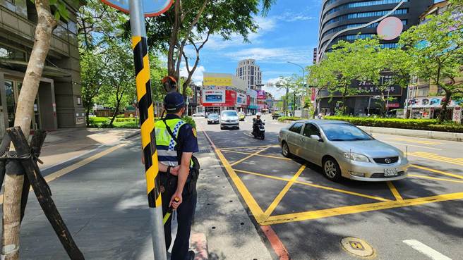 新北警持續加強取締不停讓行人。（警方提供）