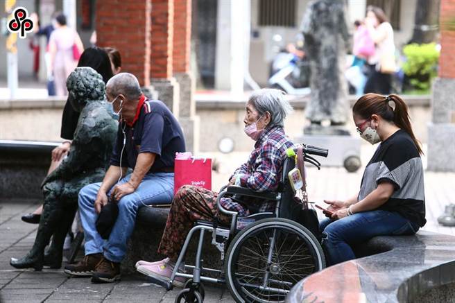 衛福部、勞動部今天召開「放寬聘僱外籍家庭看護工免評多元管道諮詢會議」，會中決議放寬免巴氏量表對象、推估約有60萬家庭受惠。（報系資料照）