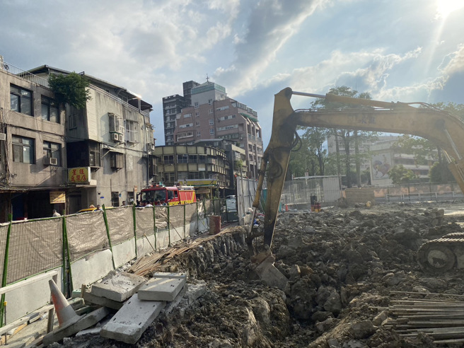 台北南港忠孝医院附近传出有建案导致地面下陷、马路龟裂的状况。（翻摄画面）