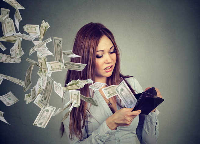 请领劳退金之前，先查看最新劳退基金收益率，若是负数的话，延后请领才不会吃亏。（示意图/shutterstock）