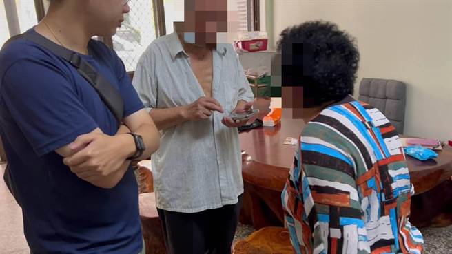 台中74岁张姓男子日前掉进虚拟货币投资陷阱，女儿发现后劝阻无效，只好报案求助员警，成功保住父亲老本。（乌日警分局提供／潘虹恩台中传真）