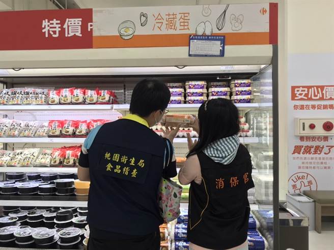 桃园市卫生局联合法务局消保官到辖内稽查，强调市售架上未见巴西蛋品，会持续查验以维护消费者的食品安全。（桃园市卫生局提供／陈梦茹桃园传真）