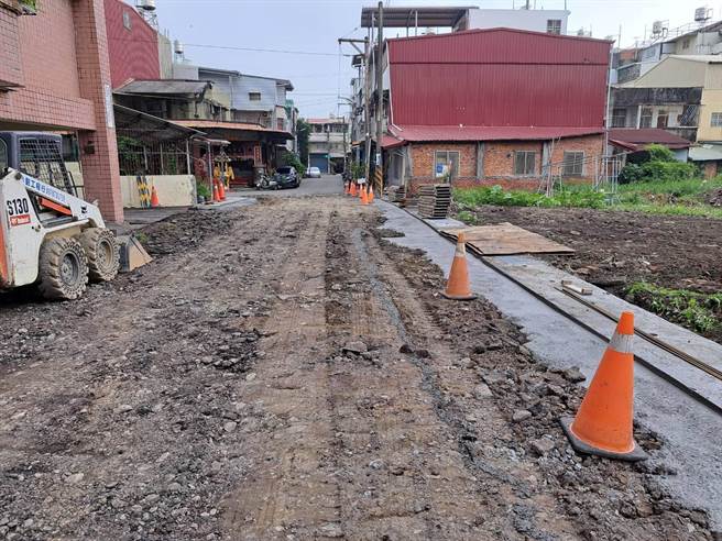 屏东潮州镇公所在都市计画第2次通盘检讨中发现，镇内有20多处的「道路瓶颈点」，经与代表会携手努力下，至今打通6处，计画在3年内全部打通，落实还路于民。（潮州镇公所提供／谢佳潾屏东传真）