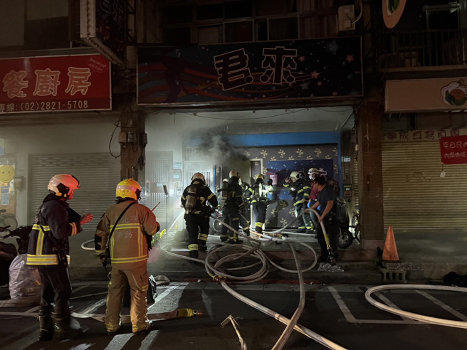 今（12）日晚间20时许，台北市北投区致远一路1段发生一起火警。（翻摄画面）