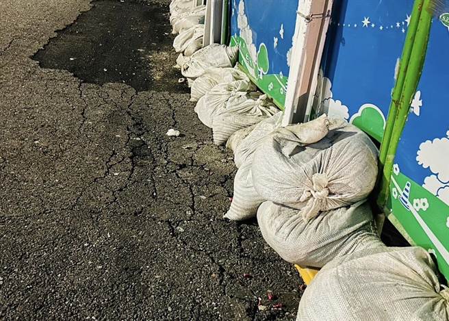 台北市南港區東新街巷弄內一處建案工地，12日下午傳出路面柏油路龜裂、地面下陷，肇因爲大雨和大型機具出入，導致土質鬆軟。（台北市議員何孟樺提供／劉彥宜台北傳真）