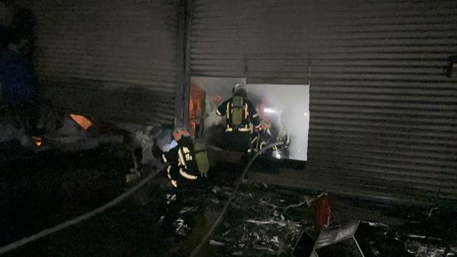 桃园平镇汽车保修厂传火警无人受伤受困，火势控制。(消防局提供／吕筱蝉桃园传真)