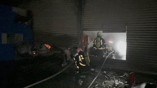 桃园平镇汽车保修厂传火警无人受伤受困，火势控制。(消防局提供／吕筱蝉桃园传真)