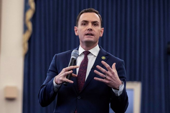 美国眾议院中共特设委员会主席加拉格尔跟拜登总统唱反调，他认为中国经济放缓可能会增加中共入侵台湾的风险。（图／路透）