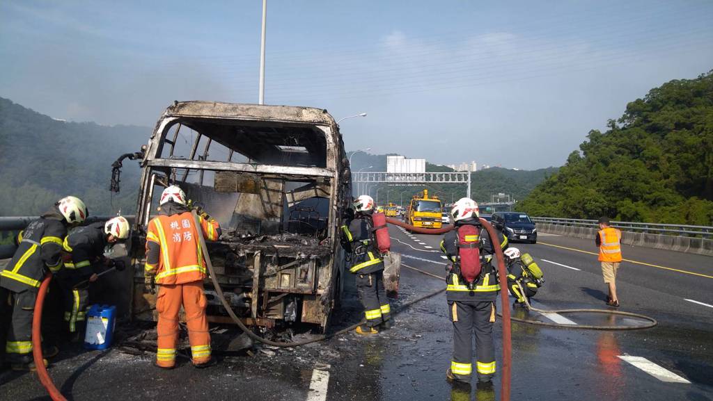 國道一號北向36.8公里發生遊覽車火燒車事故，新北消防局出動人車灌救。（翻攝畫面）