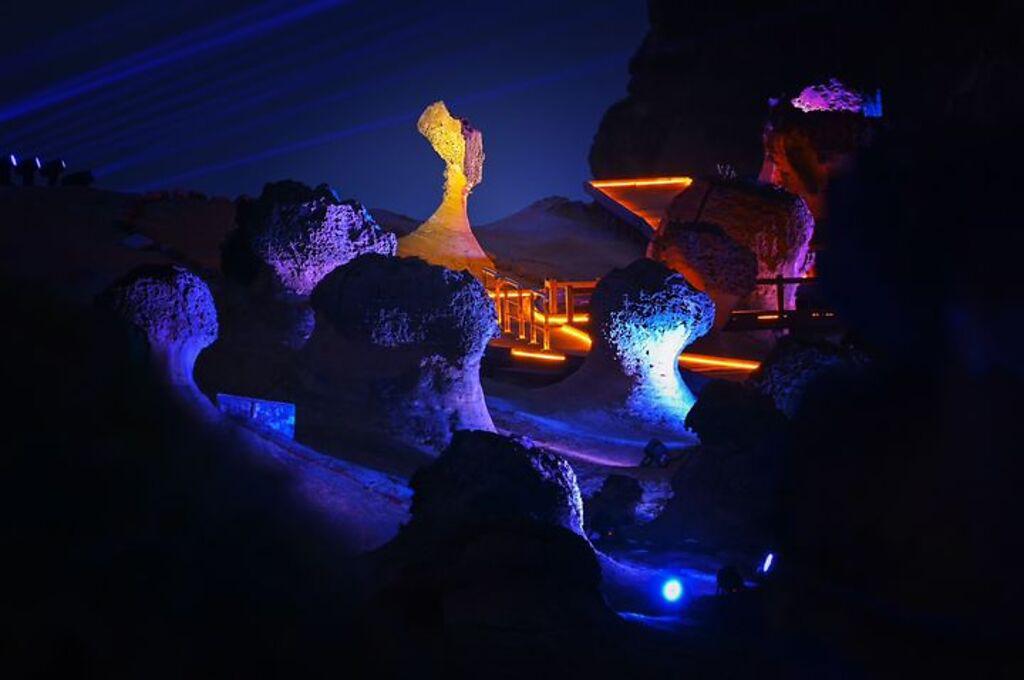 「2023野柳石光 夜訪女王」系列活動的地景燈光藝術。（圖／交通部觀光局北海岸及觀音山國家風景區管理處）