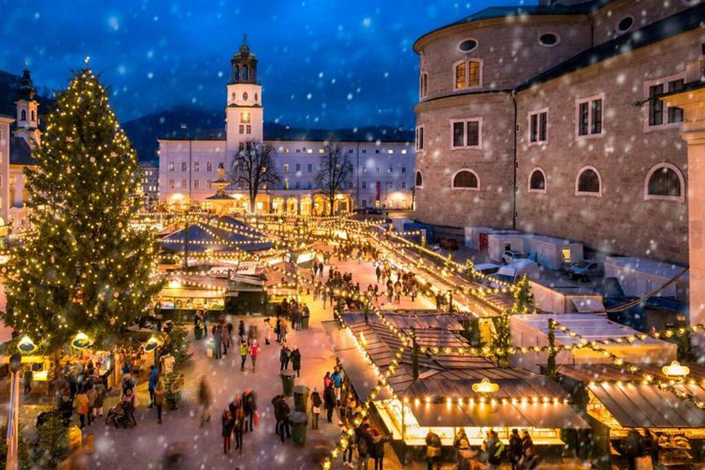 奧地利薩爾茲堡的聖誕市集，在雪花片片中浪漫極了。（圖／shutterstock）