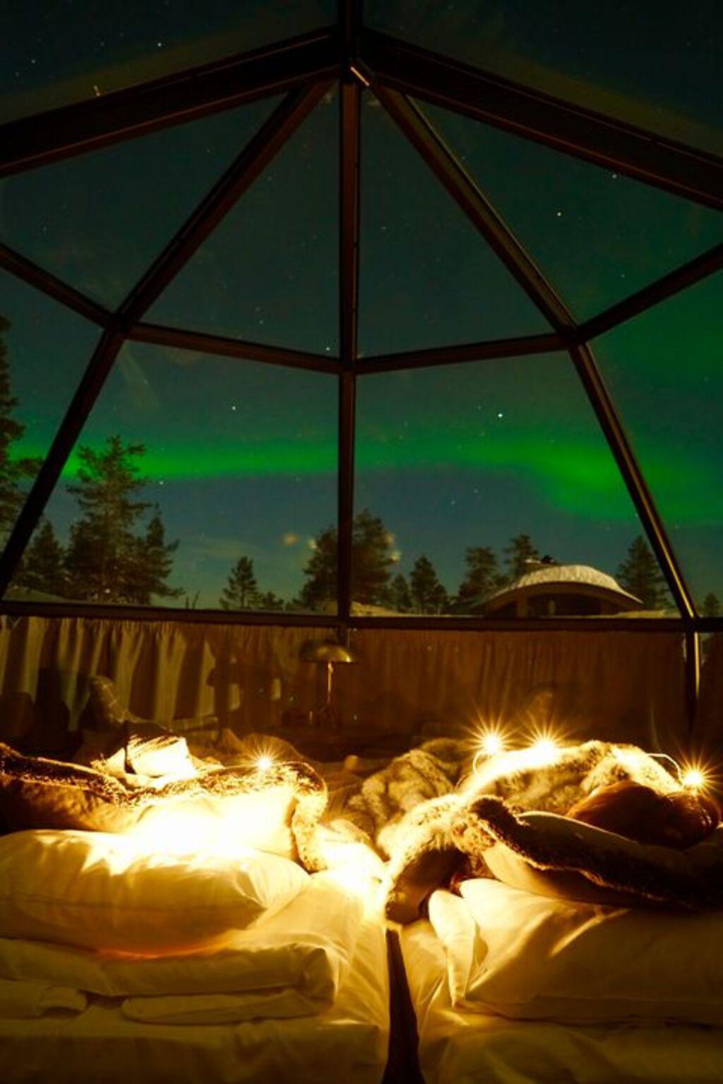 極光玻璃屋讓旅客可以輕鬆躺在房間內欣賞魔幻的極光。（圖／shutterstock）